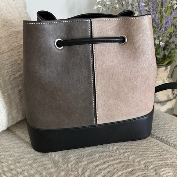 Calvin Klein Gabrianna color block crossbody! - Picture 2 of 5